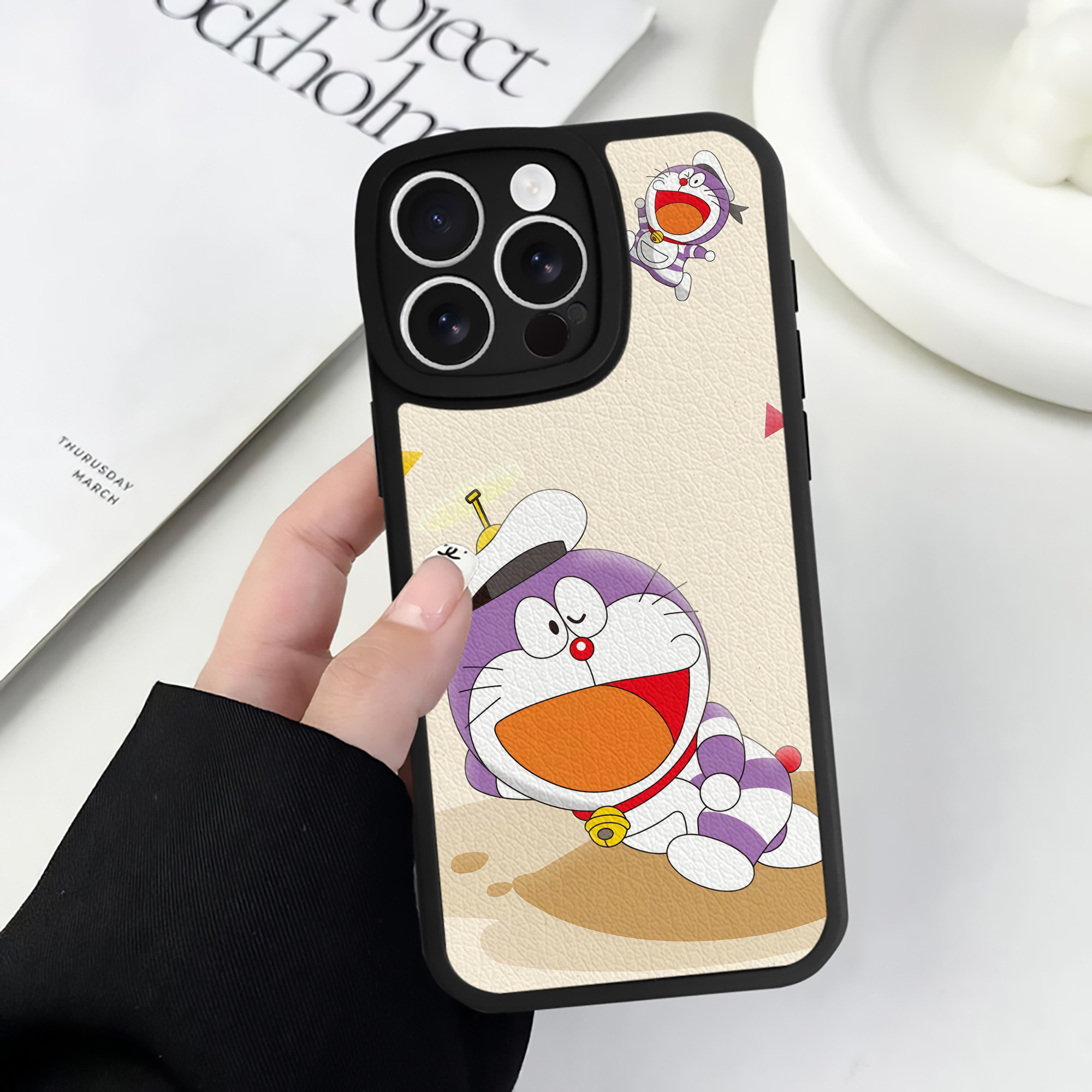 （画像用） ドラえもん Doraemon 【iPhone 16シリーズ対応】シリコンスマホケース（レザー調） 材質：シリコン